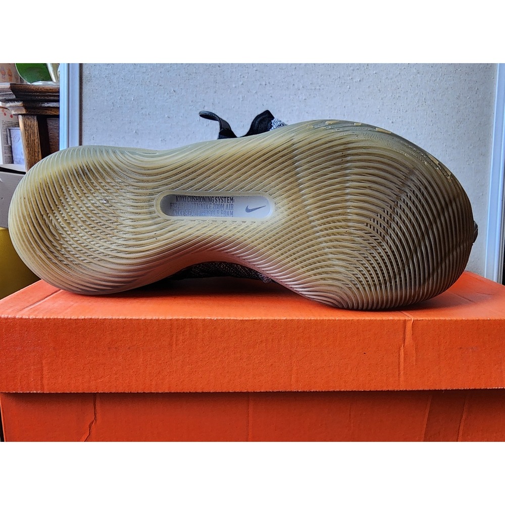 Nike size 10 shoes - Picture 3 of 11